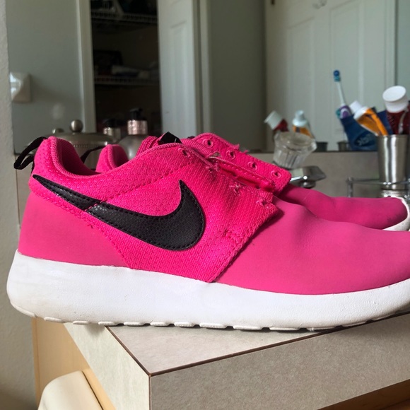Nike Roshe Run in “pink foil” - Picture 2 of 5